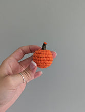 Load image into Gallery viewer, Macrame Mini Fiber Sculptures Pumpkins