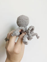 Load image into Gallery viewer, Macrame 3D Alien Squid Pattern - not a full kit