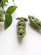 Load image into Gallery viewer, Peas in a Pod Sculpture String Theories Fiber Design
